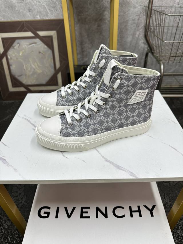 情侣款 Givenchy-纪梵希 男女同款春夏走秀新款tk-Mx的灵感来自于经典的tk-360，网眼合成皮革等轻盈科技材料加上反光材质，拥有大胆外形和独特线条高