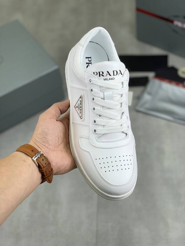 工厂价 实价 高品质牛里 Prada 普拉达经典款男鞋官网最新款上市了1：1复制，香港专柜同步，走秀同台；全部采用小牛皮进口牛皮内里、橡胶大底原版1:1防滑耐磨