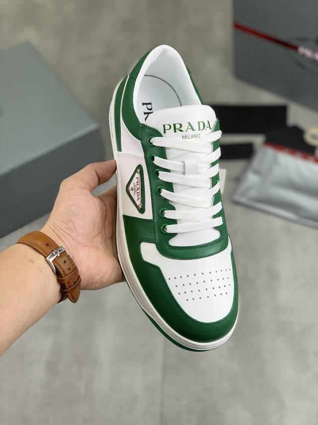 工厂价 实价 高品质牛里 Prada 普拉达经典款男鞋官网最新款上市了1：1复制，香港专柜同步，走秀同台；全部采用小牛皮进口牛皮内里、橡胶大底原版1:1防滑耐磨