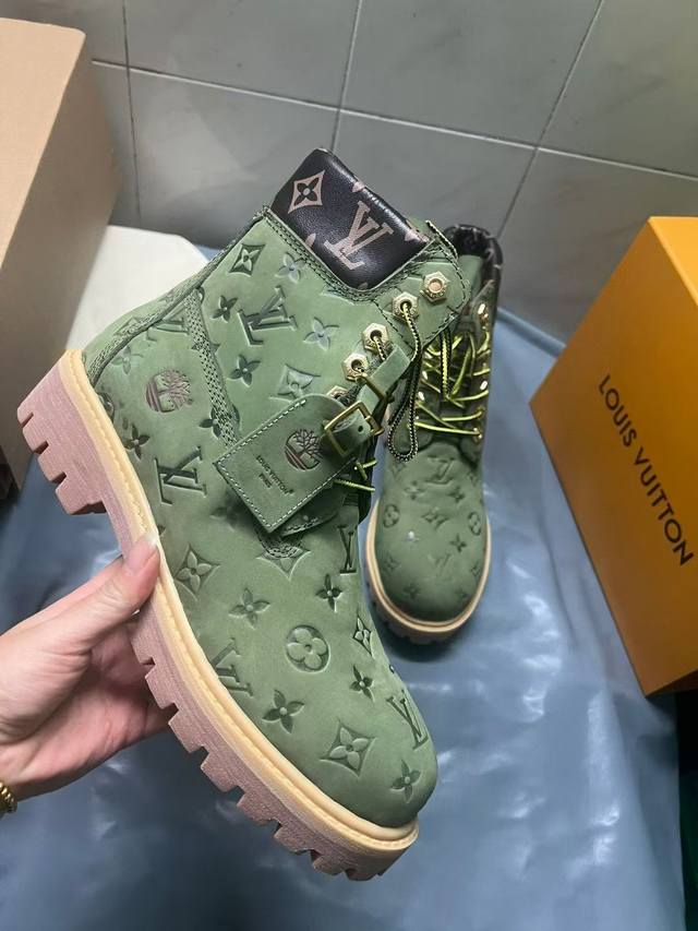 顶级版本出厂价 情侣款lv X Timberland 添柏岚 联名款 老花 压花 大黄靴 及踝靴 短靴 Lv X Timberland 及踝靴取材 Monogr