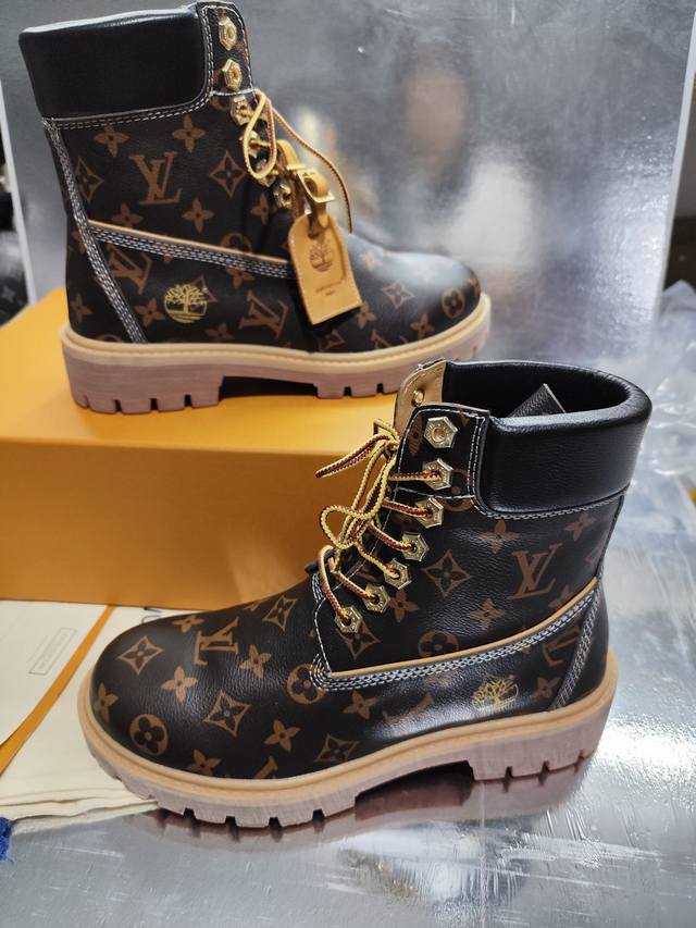 顶级版本出厂价 情侣款lv X Timberland 添柏岚 联名款 老花 压花 大黄靴 及踝靴 短靴 Lv X Timberland 及踝靴取材 Monogr