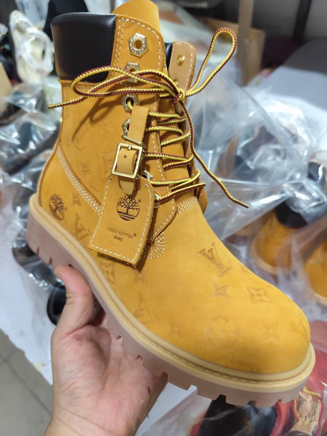 顶级版本出厂价 情侣款lv X Timberland 添柏岚 联名款 老花 压花 大黄靴 及踝靴 短靴 Lv X Timberland 及踝靴取材 Monogr