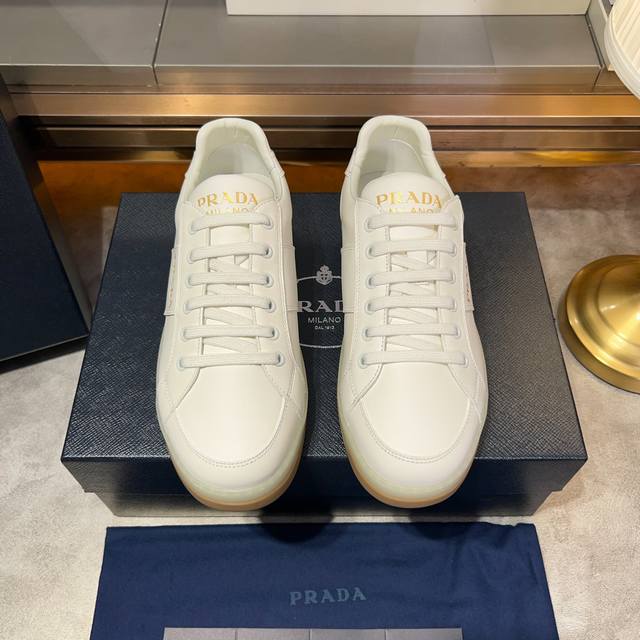 Prada 普拉达 系带运动鞋 莞产顶级猛货 秀场版 领先专柜尝鲜款式 纳帕牛皮材质 轻盈透气 柔软舒适 颇具与众不同的运动风范 真皮鞋舌 Prada字母徽章