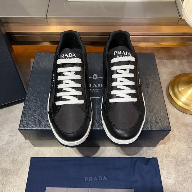 Prada 普拉达 系带运动鞋 莞产顶级猛货 秀场版 领先专柜尝鲜款式 纳帕牛皮材质 轻盈透气 柔软舒适 颇具与众不同的运动风范 真皮鞋舌 Prada字母徽章