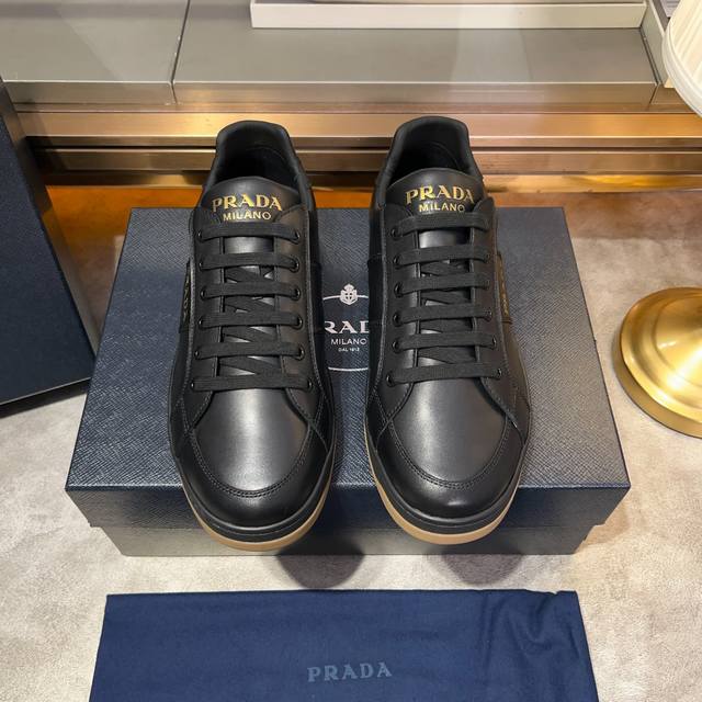 Prada 普拉达 系带运动鞋 莞产顶级猛货 秀场版 领先专柜尝鲜款式 纳帕牛皮材质 轻盈透气 柔软舒适 颇具与众不同的运动风范 真皮鞋舌 Prada字母徽章