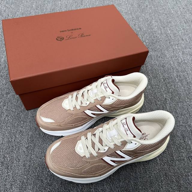 loro Piana联名new Balance 990V6联名款运动鞋！ 此番新品，Loro Piana为经典990系列注入全新灵感。定制高品质牛皮，定制订制进