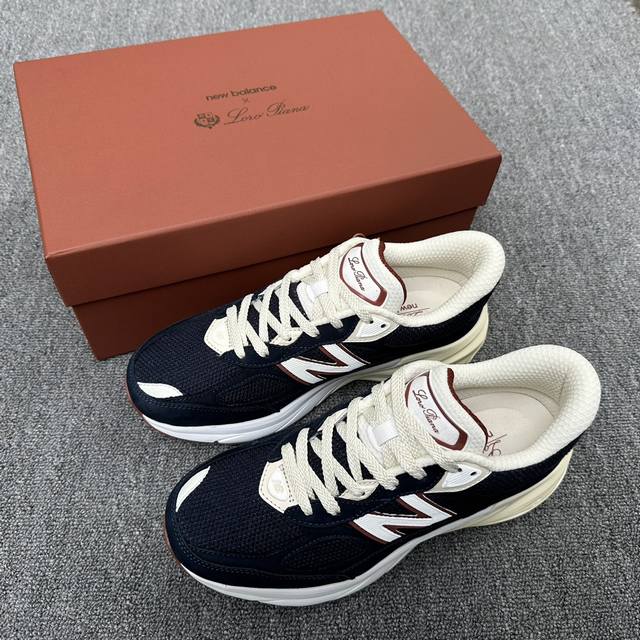 loro Piana联名new Balance 990V6联名款运动鞋！ 此番新品，Loro Piana为经典990系列注入全新灵感。定制高品质牛皮，定制订制进