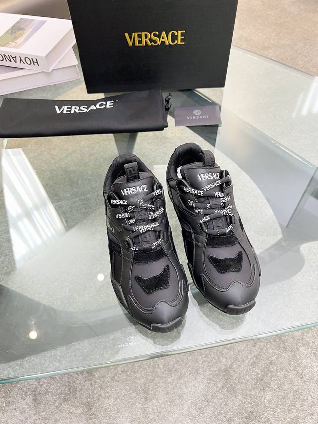 明星同款露思同款versace 全新推出的一款 Sneakers : Galaxia来自范思哲ss25的超轻德训。脚感无敌好男女都可，百搭不挑人。几乎可以驾驭任 - 点击图像关闭