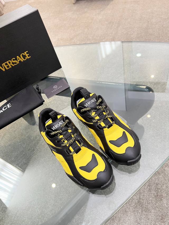 明星同款露思同款versace 全新推出的一款 Sneakers : Galaxia来自范思哲ss25的超轻德训。脚感无敌好男女都可，百搭不挑人。几乎可以驾驭任