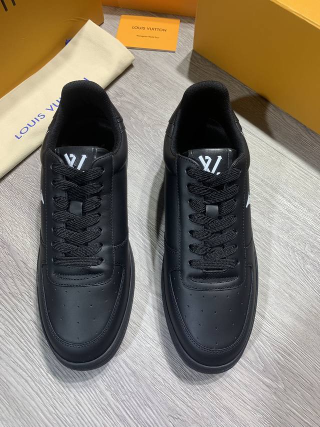 工厂价： Louis Vuitton 路易威登 -高端品质 原单 -原版纳帕小牛皮 摔纹小牛皮 高周波品牌图腾 -内里 垫脚：网帆布匹 -大底 原版 超轻tpr