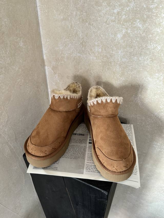 工厂价： 后麦穗雪地靴 Ugg24秋冬雪地靴 Ugg，时髦人都在穿雪地靴，内增3Cm，万人大秀的丑萌雪地靴重新翻红 看着巨无霸巨显瘦还暖和好穿！ Ins博主以及