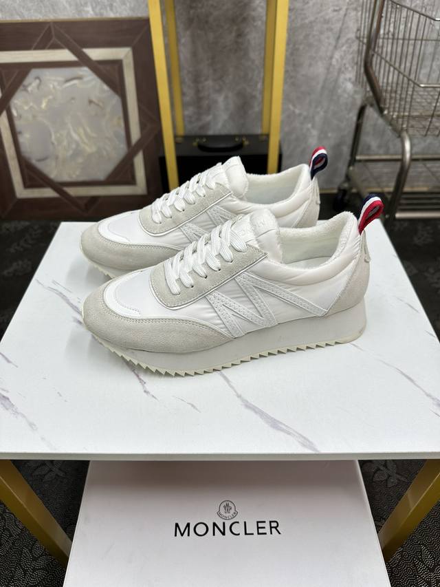 Moncler 休闲运动鞋，头层牛皮搭进口网布面料柔软舒适透气 一脚蹬设计理念合脚大气 真头层羊皮内里透气 橡胶大底耐磨防滑舒适度非常不错size:38-46