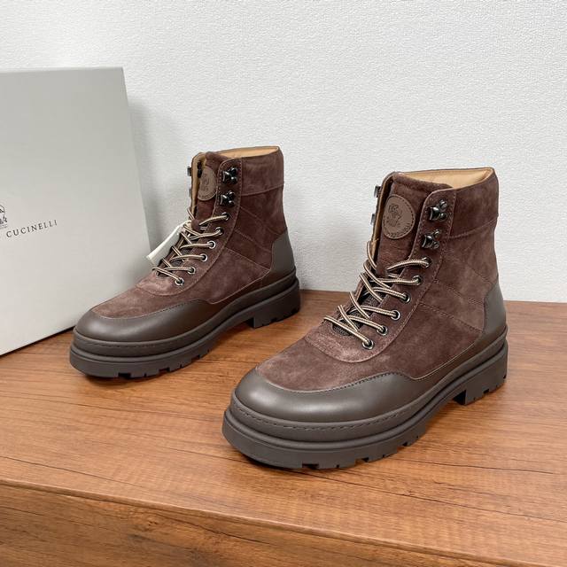 编码： Brunello Cucinelli 2024秋冬男士新款皮质登山羊毛靴 鞋面采用进口高丝光a级牛反绒和全粒面头层荔枝纹牛皮打造，鞋舌饰有品牌标识胶标，