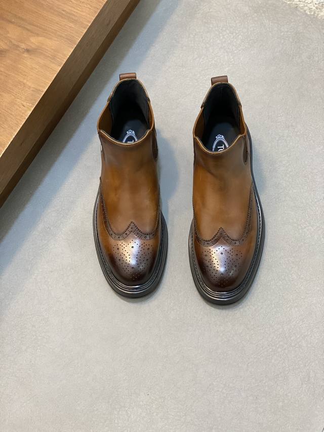 tods 男士中帮乐福马丁鞋 重新演绎品牌的登山传统，为经典徒步靴注入城市美学风格，采用柔软牛皮制成，结实耐穿 鞋面:进口牛反绒，牛皮，牛皮内里 Size:39