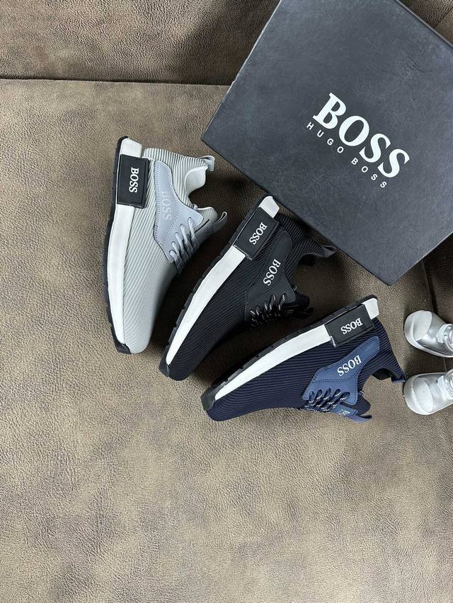 工厂价： Boss 运动男鞋，以经典的设计成为永不落幕的时尚宠儿，经典的休闲造型。采用进口透气飞织面，羊里品牌专用大底，Tpu耐磨超轻大底，轻便，整体设计和谐统