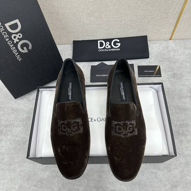 d&G Ariosto系列莫卡辛便鞋 男士乐福鞋皮鞋 以全新版本创意呈现。电脑绣花d G花边logo标志性标牌装饰别具一格。 风格优雅考究，鞋面电绣dg花边徽标