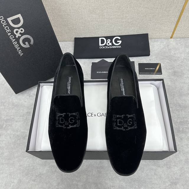 d&G Ariosto系列莫卡辛便鞋 男士乐福鞋皮鞋 以全新版本创意呈现。电脑绣花d G花边logo标志性标牌装饰别具一格。 风格优雅考究，鞋面电绣dg花边徽标