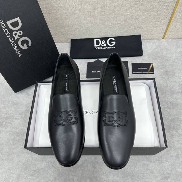 d&G Ariosto系列莫卡辛便鞋 男士乐福鞋皮鞋 以全新版本创意呈现。电脑绣花d G花边logo标志性标牌装饰别具一格。 风格优雅考究，鞋面电绣dg花边徽标