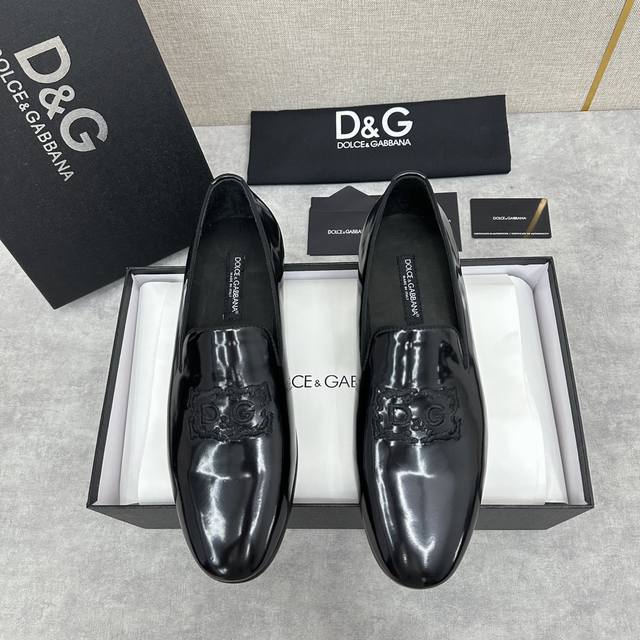 d&G Ariosto系列莫卡辛便鞋 男士乐福鞋皮鞋 以全新版本创意呈现。电脑绣花d G花边logo标志性标牌装饰别具一格。 风格优雅考究，鞋面电绣dg花边徽标