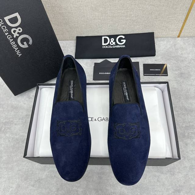 d&G Ariosto系列莫卡辛便鞋 男士乐福鞋皮鞋 以全新版本创意呈现。电脑绣花d G花边logo标志性标牌装饰别具一格。 风格优雅考究，鞋面电绣dg花边徽标