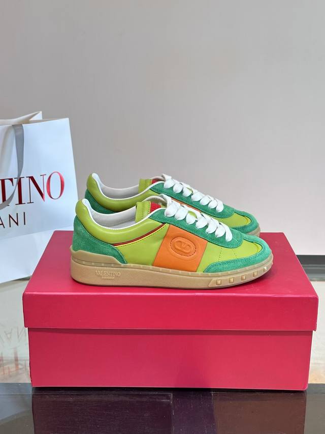 原单品质 市场顶级版本 Valentino 华伦天奴 最新时装周走秀 情侣 款 ，独特设计时尚一族特现脚瘦一款百塔的时尚产品 面料：鞋头采用高丝光三角纹牛皮与a