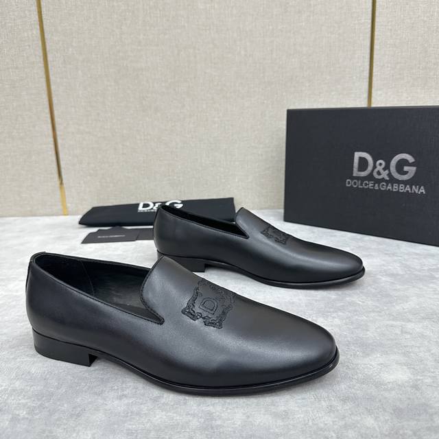 d&G 杜嘉班 Ariosto系列莫卡辛便鞋 男士乐福鞋皮鞋 以全新版本创意呈现。电脑绣花d G花边logo标志性标牌装饰别具一格。风格优雅考究，鞋面电绣dg花