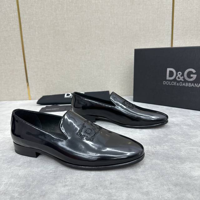 d&G 杜嘉班 Ariosto系列莫卡辛便鞋 男士乐福鞋皮鞋 以全新版本创意呈现。电脑绣花d G花边logo标志性标牌装饰别具一格。风格优雅考究，鞋面电绣dg花