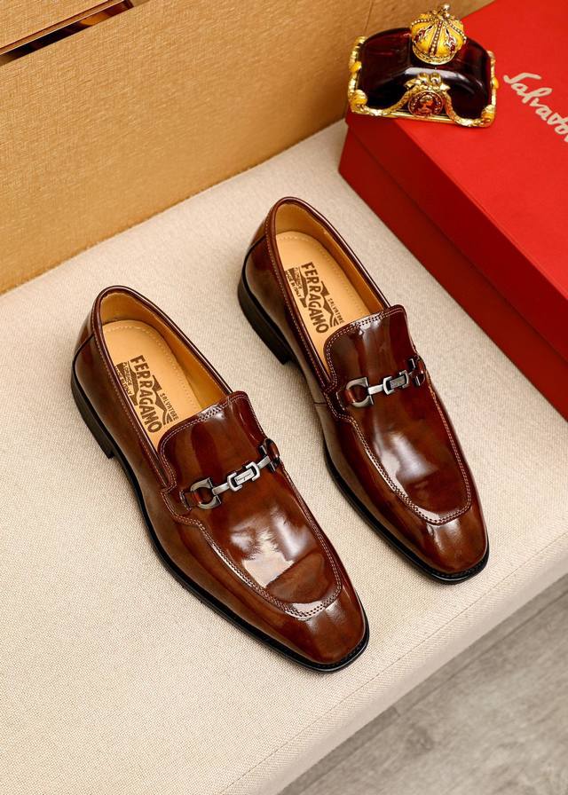 商品商标：Ferragamo 菲拉格慕 休闲皮鞋 正码码数: 38-44 45订的制 商品材料：精选 进口头层开边珠牛皮鞋面+原版五金扣，进口水染牛皮内里。强烈