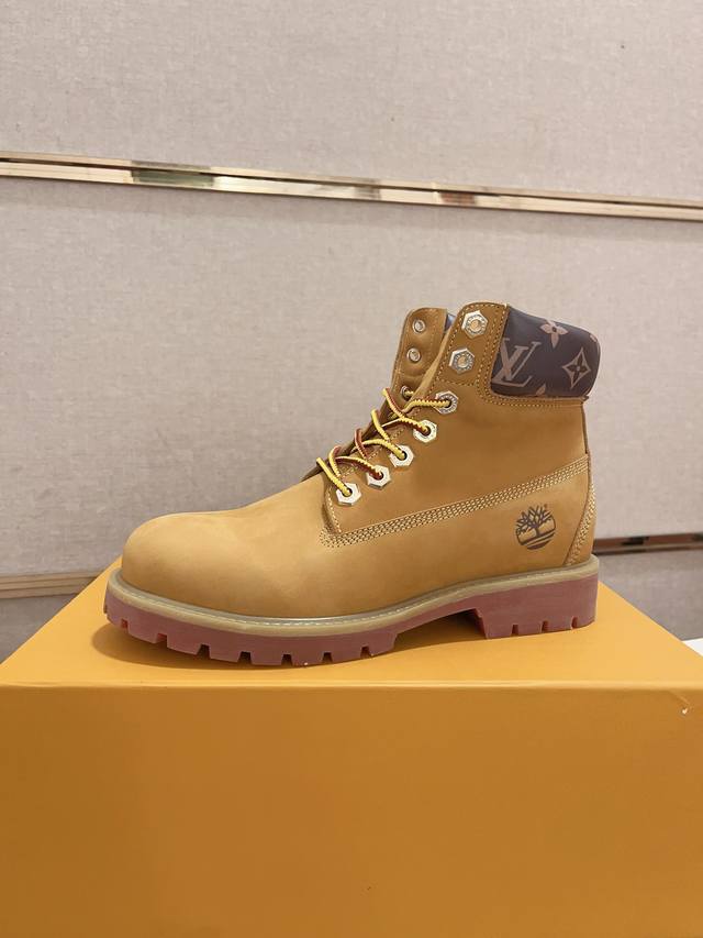 工厂价: 情侣款 此款只做顶级版本。Lv携手timberland 天布伦联名冬季新款，鞋面进口牛皮搭配高档真皮内里，原版橡胶耐磨大底。官网1:1原版开模可随意出