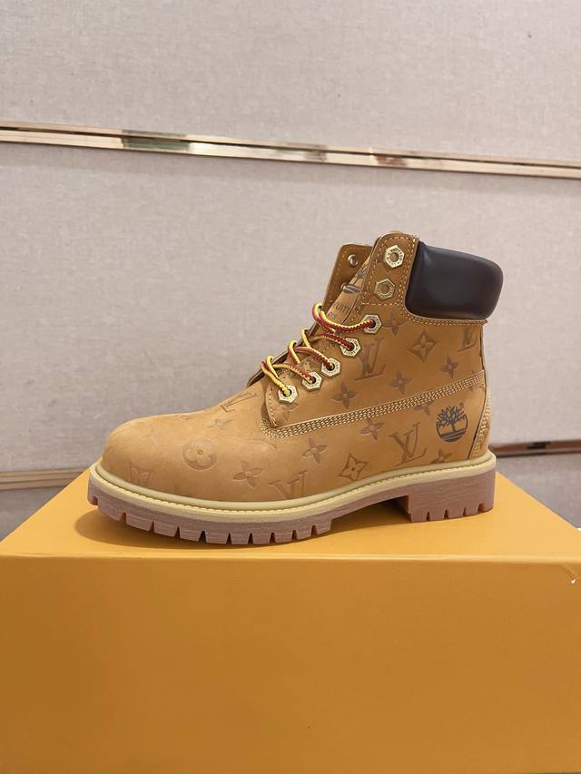 工厂价: 情侣款 此款只做顶级版本。Lv携手timberland 天布伦联名冬季新款，鞋面进口牛皮搭配高档真皮内里，原版橡胶耐磨大底。官网1:1原版开模可随意出