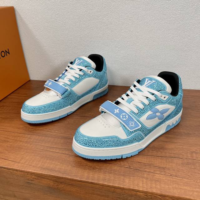 编码： Lv Trainer 情侣款镶钻运动鞋出货 本款 Lv Trainer 运动鞋以正绒面嵌入水晶和粒面牛皮革重绎 Virgil Abloh 的经典之作，再