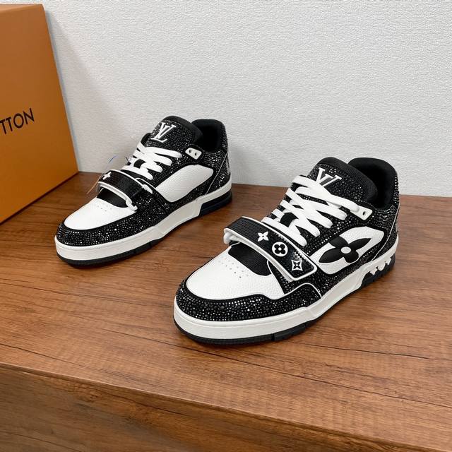 编码： Lv Trainer 情侣款镶钻运动鞋出货 本款 Lv Trainer 运动鞋以正绒面嵌入水晶和粒面牛皮革重绎 Virgil Abloh 的经典之作，再