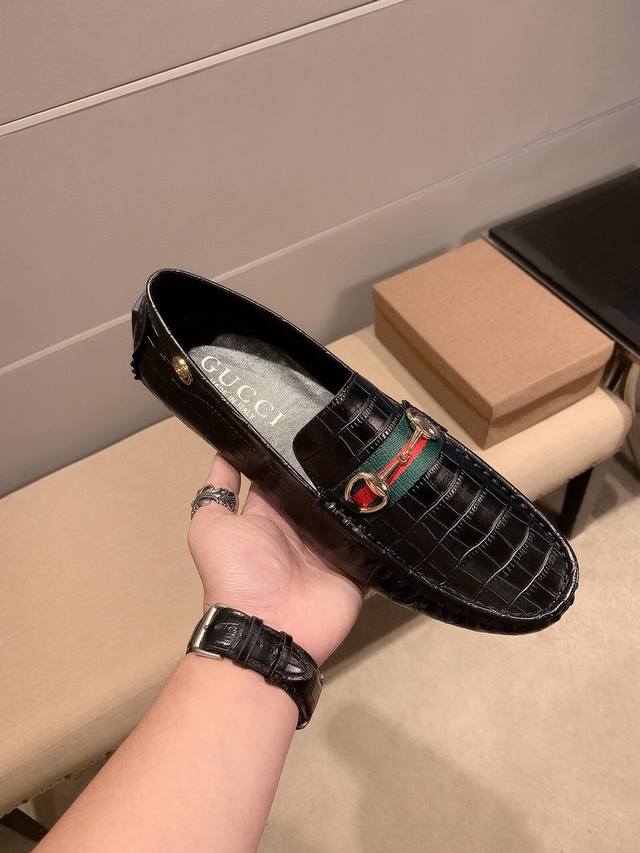 实价 ，品牌gucci，古奇官方旗舰店休闲商务豆豆鞋～四季潮鞋 专柜品质，古奇1:1优质做工，鞋面:进口原版牛皮，全真羊里，时尚懒人商务风设计，休闲乐福款，跑步