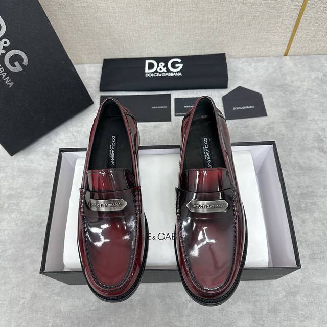 D&G 杜嘉-班纳 Dolce&Gabban* 莫卡辛便鞋 男士乐福鞋皮鞋 以全新版本创意呈现。D G金属logo标志性标牌装饰别具一格。 风格优雅考究，鞋面横