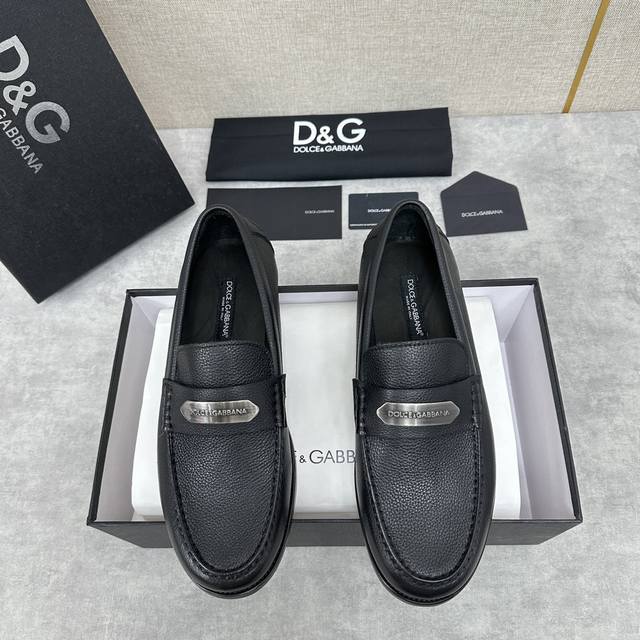 D&G 杜嘉-班纳 Dolce&Gabban* 莫卡辛便鞋 男士乐福鞋皮鞋 以全新版本创意呈现。D G金属logo标志性标牌装饰别具一格。 风格优雅考究，鞋面横