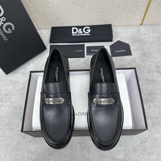 D&G 杜嘉-班纳 Dolce&Gabban* 莫卡辛便鞋 男士乐福鞋皮鞋 以全新版本创意呈现。D G金属logo标志性标牌装饰别具一格。 风格优雅考究，鞋面横