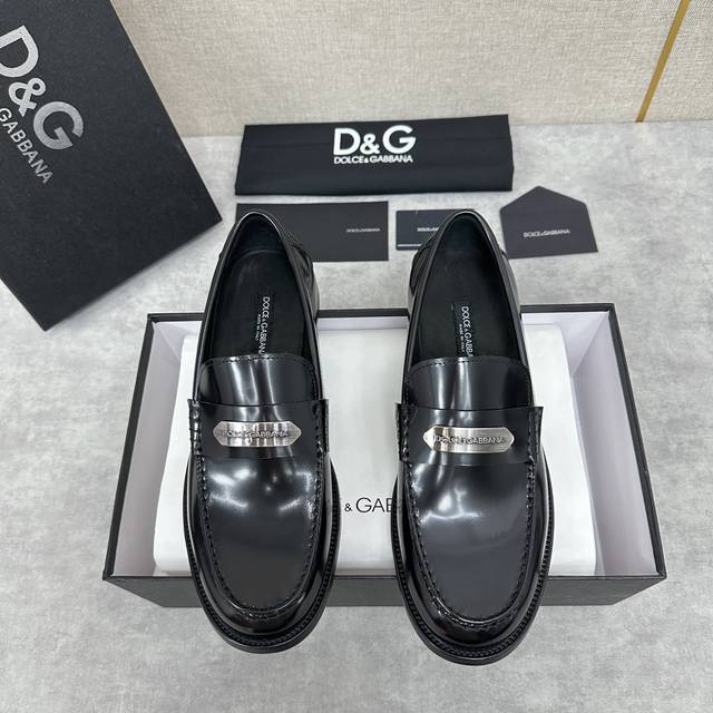 D&G 杜嘉-班纳 Dolce&Gabban* 莫卡辛便鞋 男士乐福鞋皮鞋 以全新版本创意呈现。D G金属logo标志性标牌装饰别具一格。 风格优雅考究，鞋面横