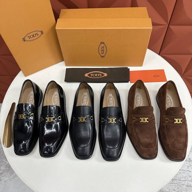 Tod*S 新品 托德-斯 皮革五金扣乐福鞋 官方售价 Rmb ,300 本款乐福鞋以柔软反牛皮革制成，呈现微做旧质感，精致横条饰以同材质小五金扣 外露手工缝线