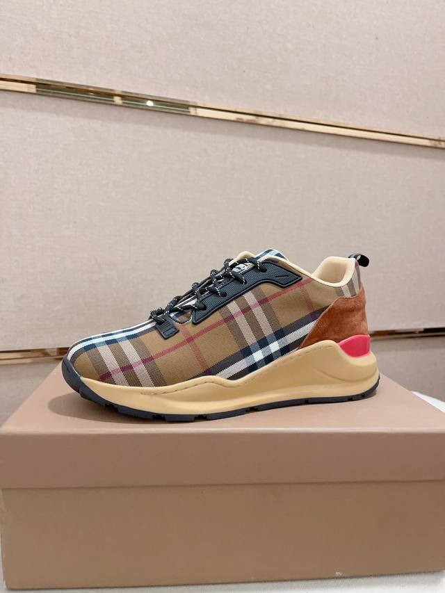 实价 Burberry 巴宝莉 顶级代购同步发售正码数：38-45。意大利进口牛皮 全进口羊皮内里，鞋底：原厂特供原版底，独家活动成型底超级舒适，原厂跟单货，高