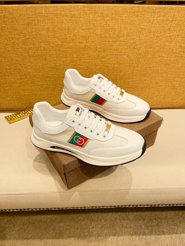 工厂价 。最新 Gucci 古奇，采用进口品牌专用料搭配牛皮，品牌凹凸均衡，高档大气，进口羊皮内裡，专柜同步，官网1：1楦头，耐磨橡胶大底穿着舒适，轻便，值得购