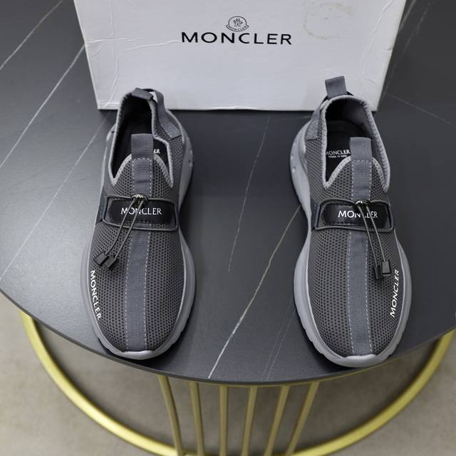 出厂价： Moncler 盟可睐 蒙口 -鞋面：品牌布匹拼接皮料车 -内里：舒适透气 -大底：原版轻便耐磨大底 -超高品控 做工精细：凸显 高端 贵气 档次 -