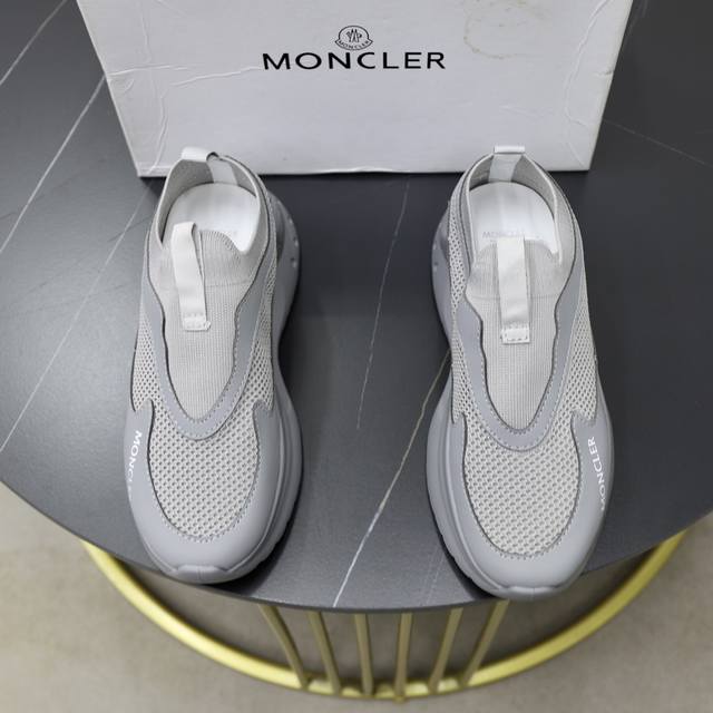 出厂价： Moncler 盟可睐 蒙口 -鞋面：品牌布匹拼接皮料车 -内里：舒适透气 -大底：原版轻便耐磨大底 -超高品控 做工精细：凸显 高端 贵气 档次 -