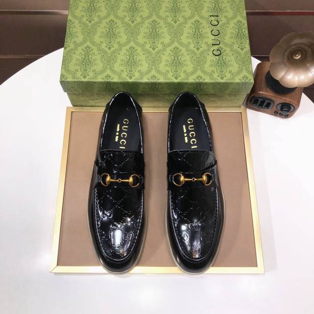 工厂 意大利顶级奢侈男鞋巨头 Gucci 古奇 全牛皮内里 新款报到原汁原味的欧式风格 赏心悦目为了让鞋子更加耐用不变形制作继续沿用传统做法 但仍然不乏创新皮质