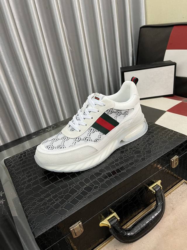 出厂价： Gucci 古奇 香港专柜休闲鞋，专柜品质，优质做工，鞋面采用进口透气飞织弹力布面料，舒适透气内里，原板轻质发泡弹力大底 ，休闲时尚，高端品质，码数：