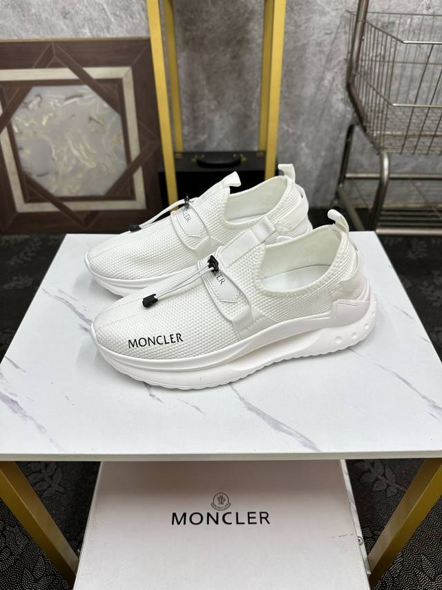 Moncler 休闲运动鞋，头层牛皮搭进口网布面料柔软舒适透气 一脚蹬设计理念合脚大气 真头层羊皮内里透气 橡胶大底耐磨防滑舒适度非常不错size:38-46