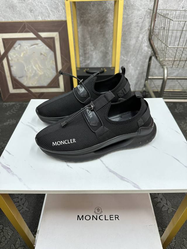 Moncler 休闲运动鞋，头层牛皮搭进口网布面料柔软舒适透气 一脚蹬设计理念合脚大气 真头层羊皮内里透气 橡胶大底耐磨防滑舒适度非常不错size:38-46