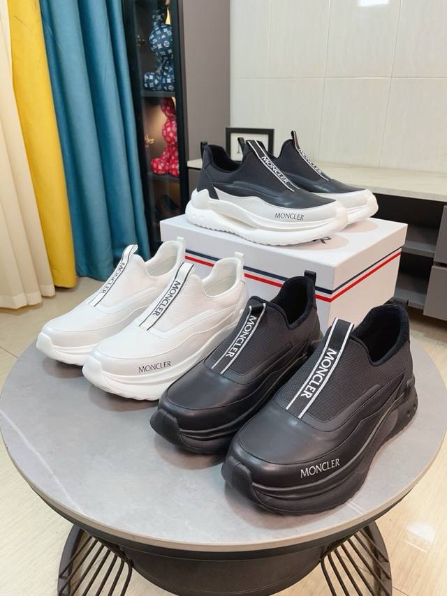 出厂价 Moncler 蒙口、官网同款 高品质男鞋 材料：定制小牛皮 网布透气内里真皮鞋垫 原版开模防滑大底款式类型：男士休闲运动鞋 系带款男鞋系列 欧美潮流风