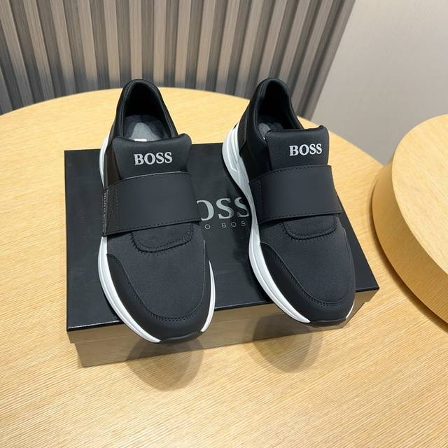 工厂 Boss 新款男仕运动鞋 知名运动品牌新款隆重上市 以奢华高端设计出货 鞋面选用原版定制弹力布制作 羊皮垫脚 叠层设计鞋面线条感层次分明，轻质橡胶大底。轻