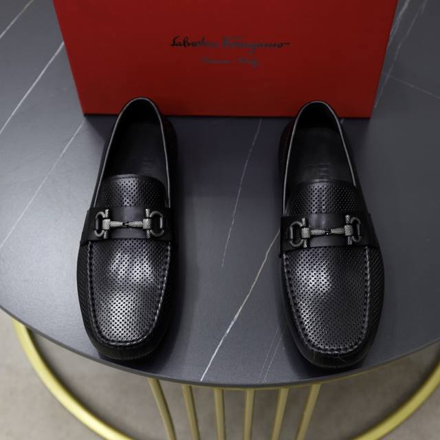 出厂价： 牛里 品牌：菲拉格慕ferragamo 标准码：男码38 44 45定制 等级：官网同款 材料：原版进口牛皮面牛皮里 原版耐磨轻便大底 款式类别：男士