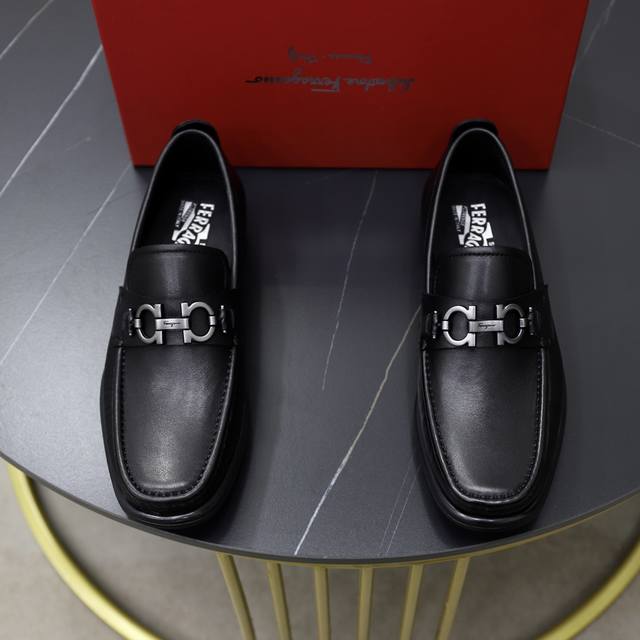 出厂价： 牛里 品牌：菲拉格慕ferragamo 标准码：男码38 44 45定制 等级：官网同款 材料：原版进口牛皮面牛皮里 原版耐磨轻便大底 款式类别：男士